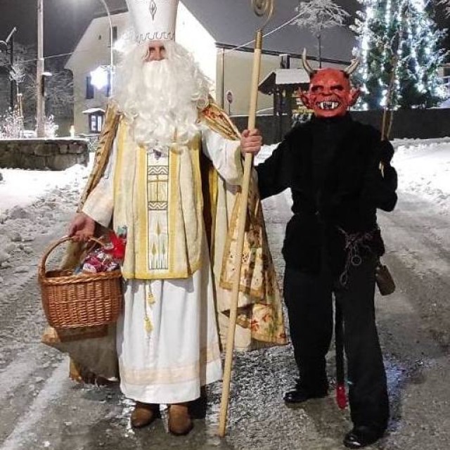 Sv. Nikola i Krampus obilaze selo