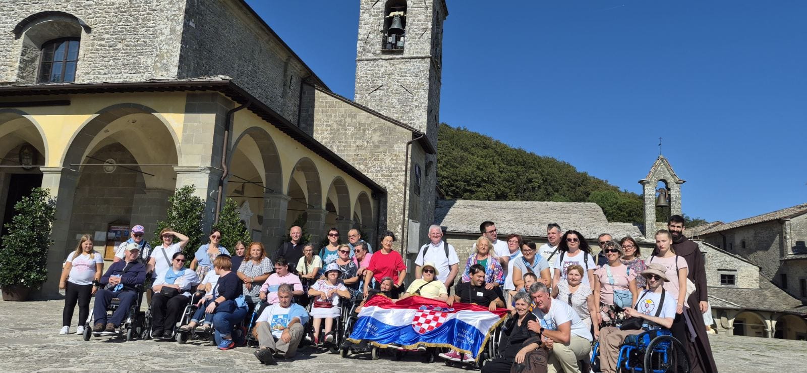 Prava je sreća moći služiti Bogu i ljudima » naslovna